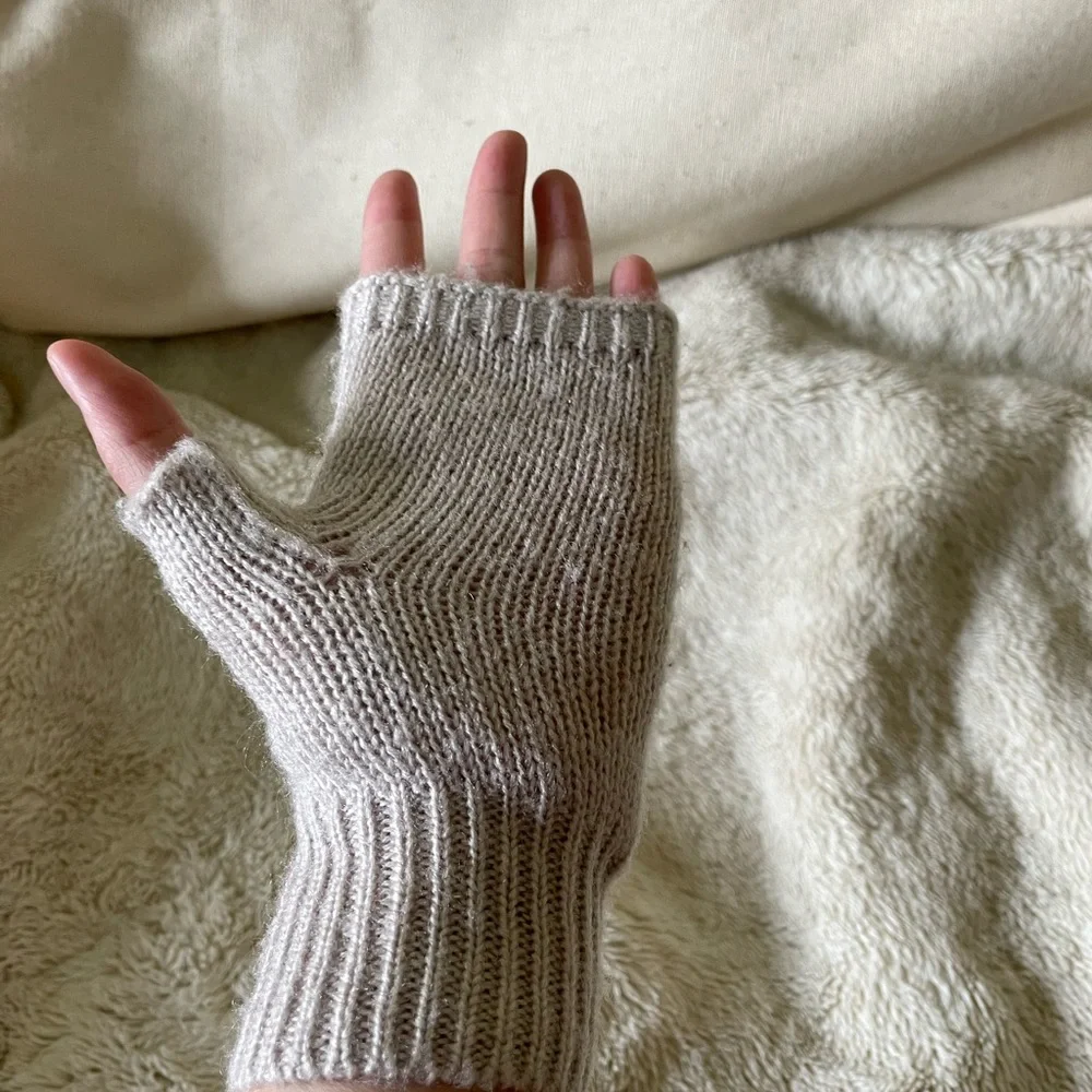 H&M dainty knit gloves. Great condition. One size. 100% acrylic. - Picture 4 of 7